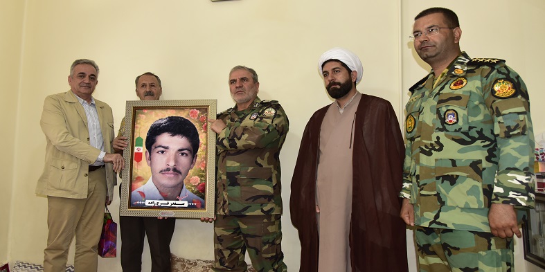 ادای احترام رییس دانشگاه شهرکرد به ۲ خانواده شهید ارتش در شهرکرد