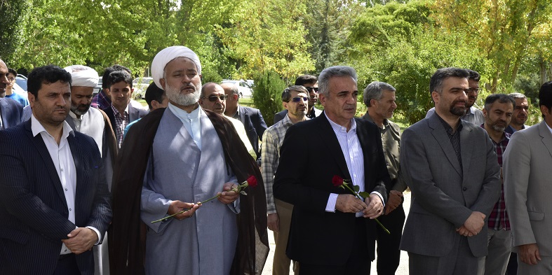 غبار روبی قبور مطهر شهدای گمنام دانشگاه شهرکرد به مناسبت هفته دفاع مقدس و آغاز سال تحصیلی جدید